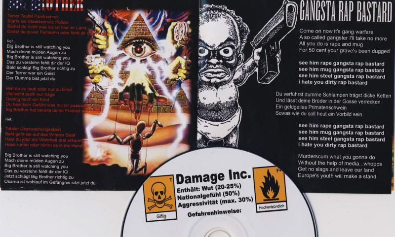Das Bild der Pyramide mit dem Auge, von der aus Menschen wie Marionetten gelenkt werden, illustriert den Liedtext »Big Brother« der deutschen Neonaziband Damage Incorporated.