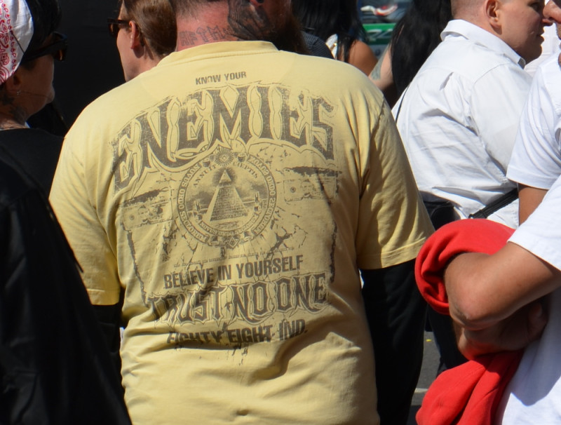 Die Shirt-Motive, die hier auf neonazistischen Aufmärschen gezeigt werden, bilden einen Ausschnitt der amerikanischen Ein-Dollar-Note ab.