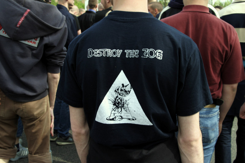 Auf dem Shirt-Motiv »Destroy the ZOG« wird die Pyramide mit dem Allsehenden Auge zerschlagen.