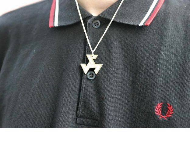 Neonazi in Baden-Württemberg mit Fred-Perry-Shirt und eckiger [Triskele](/die-symbolwelt/nationalsozialismus/triskele).