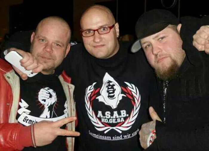Führungsperson des Bündnis Deutscher Hools mit den Musikern des neonazistischen Liedermacher-Duos A3stus.