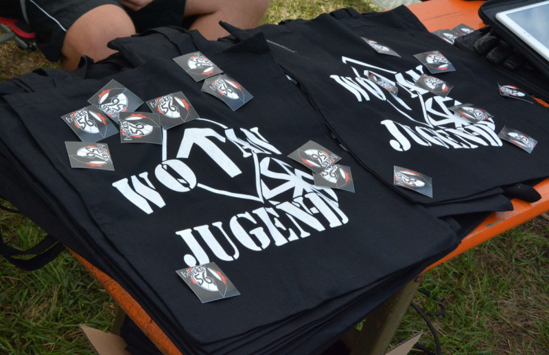 Angebot für Bekleidung der Wotan-Jugend auf einem Neonazi-Konzert 2017 in Thüringen. Kennzeichen der Wotan-Jugend ist die Tyr-Rune in der Raute.