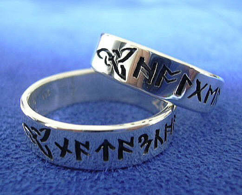In diese Verlobungsringe von Neonazis aus Hessen sind verschiedene Runen eingraviert, u.a. die Tyr-Rune.