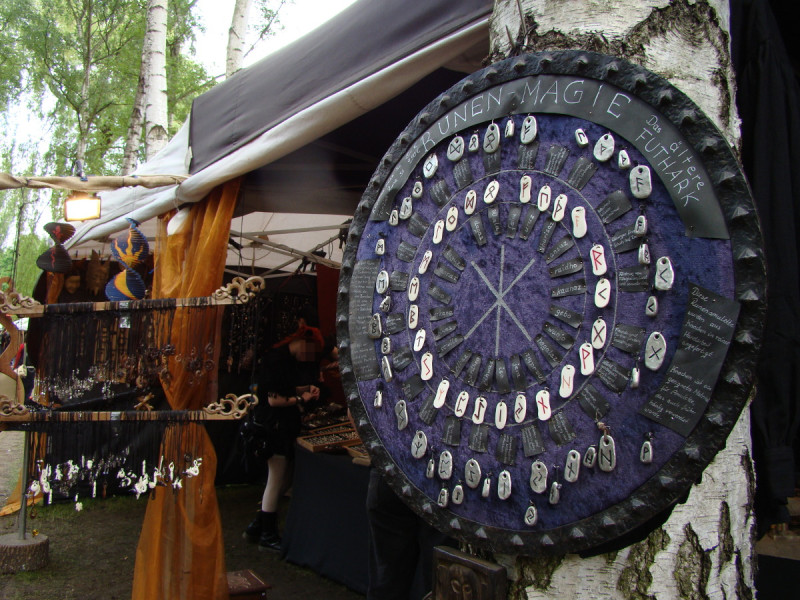 Verkaufsstand für Runen-Schmuck im »Heidnischen Dorf« 2010 in Leipzig. Das »Heidnische Dorf« findet alljährlich im Rahmen des Wave-Gotik-Treffens (WGT) statt, das eines der weltweit größten Treffen der Schwarzen Szene ist. Das WGT bezeichnet sich als »unpolitische« Veranstaltung, lässt jedoch seit Jahren auch rechte bis extrem rechte Bands, Fans, Label und Verlage teilhaben.
