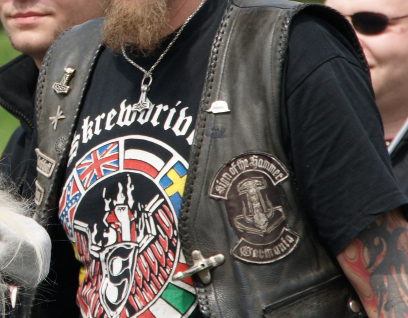 Thorshämmer, Hagal-Rune, Schwarze Sonne und Stahlhelm (Wehrmachtshelm, [Landser](/die-symbolwelt/nationalsozialismus/landser-wehrmachtssoldat)) auf der Weste eines Mitglieds der neonazistischen »Bruderschaft« Sign of the Hammer (Niedersachsen).