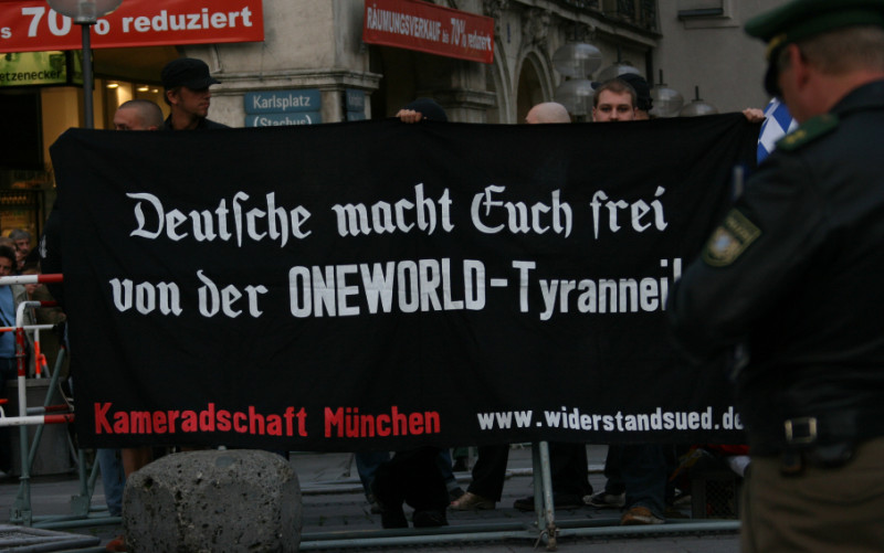Bild 2: Die Parole »Deutsche macht euch frei von der ONEWORLD-Tyrannei!« bezieht sich auf die im NS-Parole »Deutsche, macht euch frei von der Judentyrannei«. Siehe auch: Antisemitische Verschlüsselungen