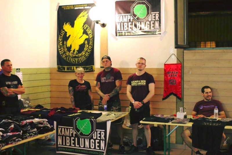 Verkaufsstand von [Kampf der Nibelungen](/die-symbolwelt/gruppen-organisationen-und-netzwerke/kampf-der-nibelungen) und Greifvogel Wear bei einer neonazistischen Kampfsportveranstaltung 2017 in Frankreich.