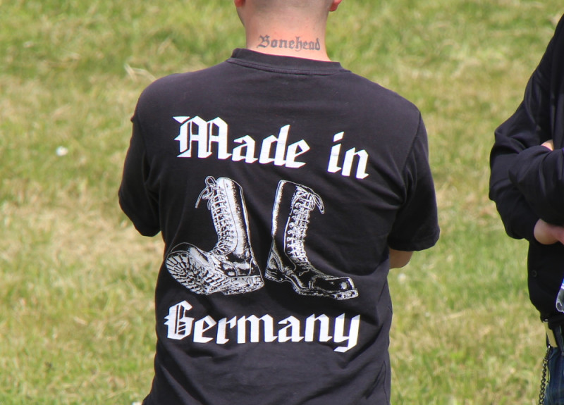 Die Marke Doberman ist mit einem rechten Szene-Image behaftet. Sie wird auch über extrem rechte Versände betrieben und bildet Motive ab, die in rechten Kreisen populär sind, wie zum Beispiel die Boots.