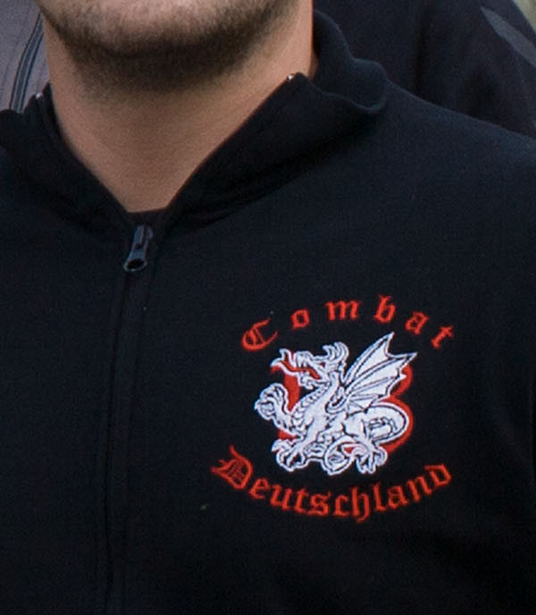 »C18« ist ein Label für neonazistischen Terror und Untergrund. In Verbindung mit einem Drachen, der über »C18« gelegt ist und das Kürzel kaum noch erkennbar macht, ist dies ein Kennzeichen der Zugehörigkeit zu einem internationalen Combat 18-Netzwerk.