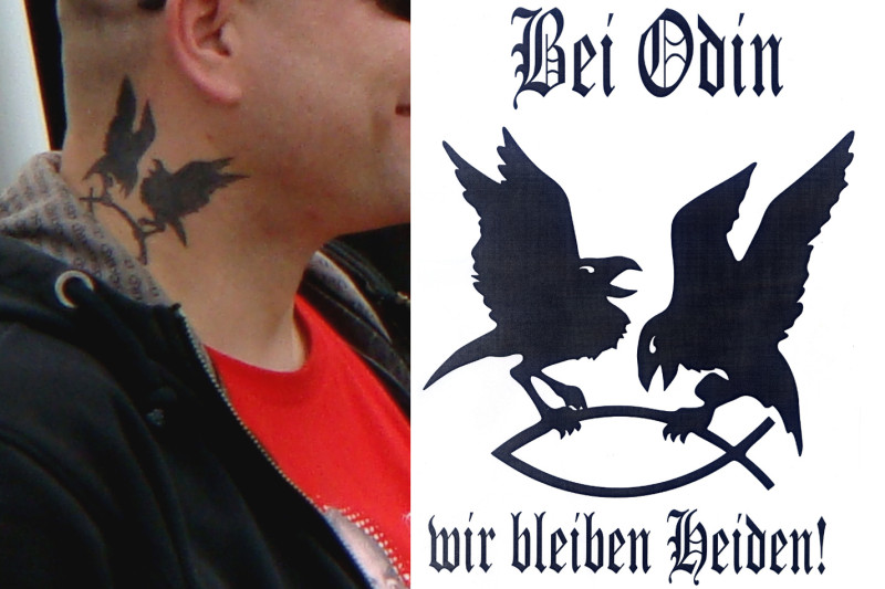 Die Tätowierung ist die spiegelverkehrte Wiedergabe der Modemarke „Bei Odin wir bleiben Heiden“, die von einem Neonazi aus Bayern angemeldet ist.