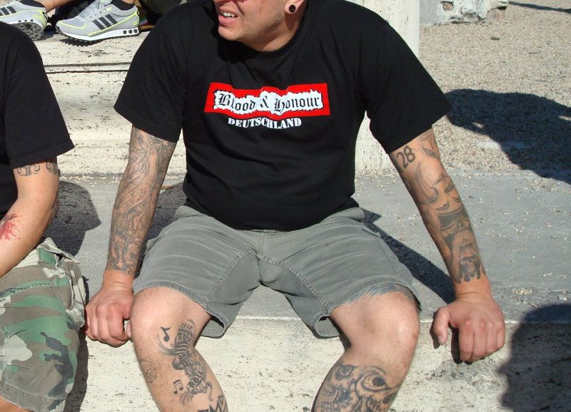 Neonazi mit Shirt von »Blood & Honour Deutschland« und der Tätowierung »28« am Oberarm.