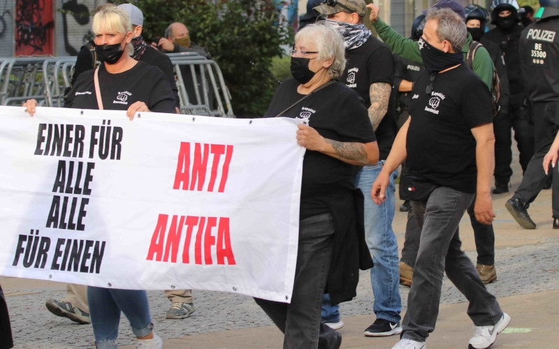 Bruderschaft Deutschland und Schwesternschaft Deutschland auf einem Aufmarsch der Partei Der III. Weg 2020 in Berlin.