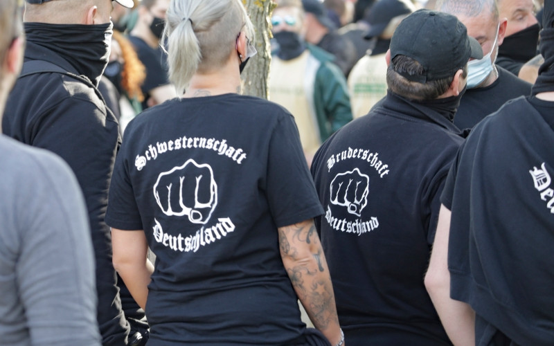 Bruderschaft Deutschland und Schwesternschaft Deutschland auf einem Aufmarsch der Partei Der III. Weg 2020 in Berlin.