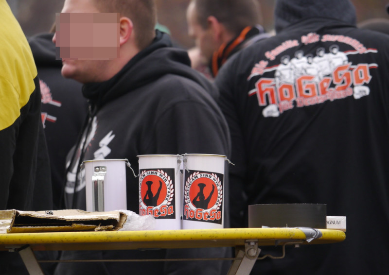Die Spendendose steht sinnbildlich dafür, dass das Label HoGeSa von Anfang an kommerziell ausgebeutet wurde. Bereits Ende 2014 gab es Vorwürfe gegen HoGeSa-Aktive, Gelder aus dem Verkauf von HoGeSa-Merchandise veruntreut zu haben, die dem Netzwerk hätten zugute kommen sollen. Dies trug zum Zerfall der HoGeSa-Struktur ab Ende 2014 bei.