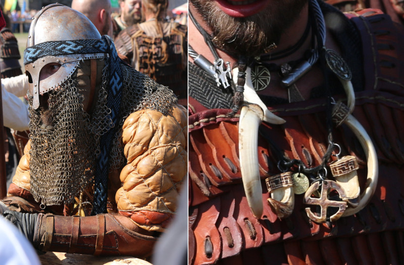 Diese Darsteller auf einem Mittelalter-Reenactment-Treffen 2015 bei Szczecin (Polen) zeigen Hakenkreuze in verschiedenen Varianten. Auf dem rechten Bild ist als Halskette dieses deutschen Darstellers neben dem gerundeten Hakenkreuz das achtarmige Hakenkreuz (Kolovrat) zu erkennen. Auch die Einfassungen der Zähne haben Hakenkreuzmuster. Die Broschüre »Nazis im Wolfspelz« schreibt zu diesem Bild: »Ein derart opulenter Halsschmuck bei einem Mann wäre im frühen Mittelalter völlig unüblich gewesen. [...] Der Grund für die ungewöhnliche Schmuckbegeisterung dürfte vielmehr in dem Wunsch begründet sein, möglichst viele Hakenkreuze zu präsentieren. Wikingerzeitliche Parallelen zu den  vermeintlichen Repliken sucht man übrigens lange – und vergebens«. Siehe auch: Szenen und Styles / Living History und Reenactment.
