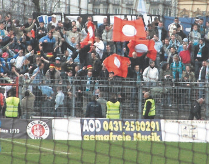 Chemnitzer Fußballfans provozieren mit der »leeren« Hakenkreuzfahne bei einem Fußballspiel in Hamburg 2006.