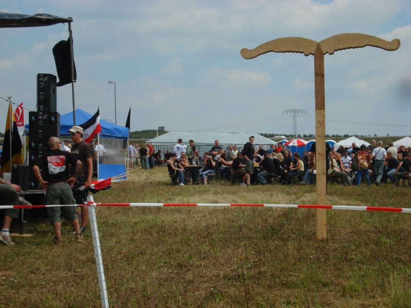 Die hölzerne NS-Irminsul auf einen Neonazitreffen in Sangerhausen.
