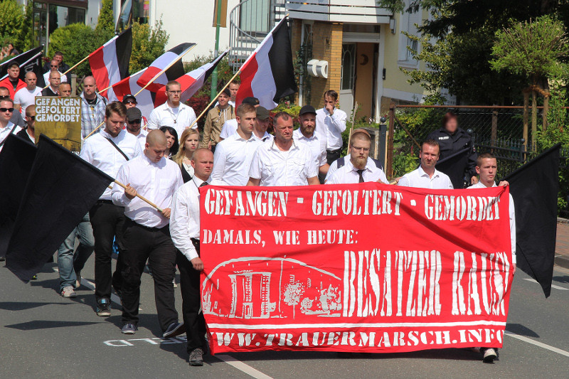Da es der SA bis 1933 zeitweise verboten war, als »Braunhemden« aufzutreten, kleideten sich ihre Mitglieder bei öffentlichen Auftritten mit weißen Hemden und schufen damit den Mythos der »leeren« (weißen) Farbe, die als Protest für das Verbot eigener Uniformierung dient. Insbesondere Aktive verbotener neonazistischer Gruppen treten heute auf Aufmärschen demonstrativ in weißen Hemden und Blusen auf.
