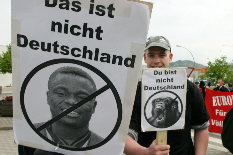Auftritt der rheinland-pfälzischen Neonazigruppe Rhein Arische Jugend im Jahr 2006.