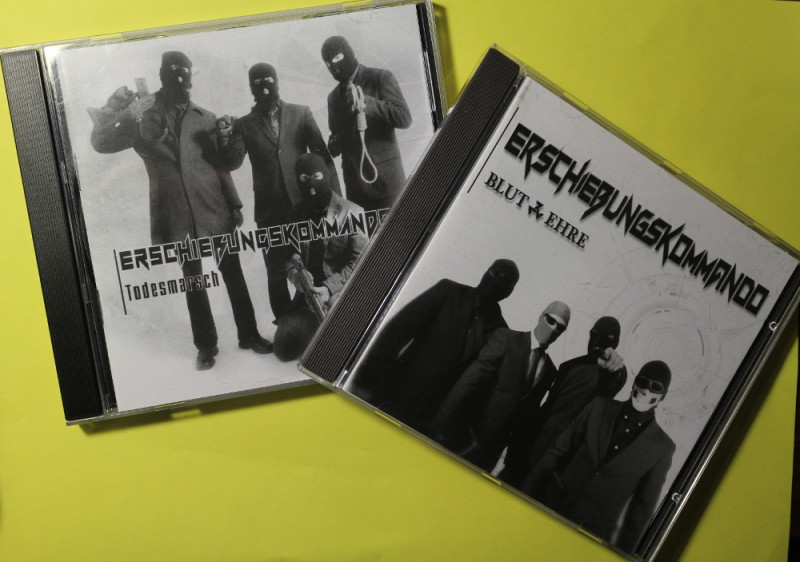 CDs der Thüringer »Untergrund-Band« Erschießungskommando 2015, 2016. »Blut Ehre« mit der mittig platzierten Triskele ist ein deutlicher Bezug auf das in Deutschland verbotene Netzwerk Blood & Honour.