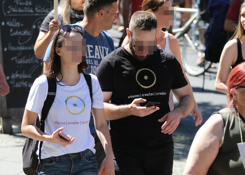 Teilnehmende der Demonstration gegen die Maßnahmen zur Eindämmung der Corona-Pandemie am 01. August 2020 in Berlin.