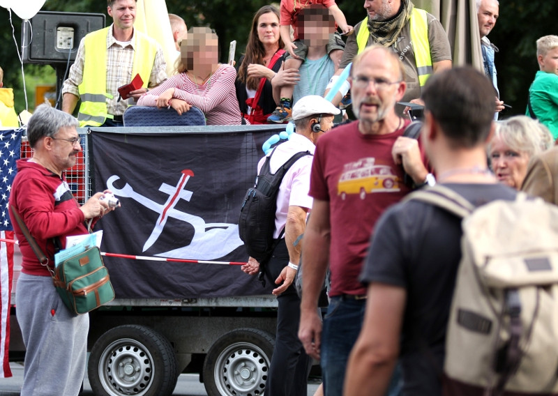 Die Fahne der Landvolkbewegung am 29. August 2020 auf der Großdemonstration gegen die Maßnahme zur Eindämmung der COVID-19-Pandemie in Berlin.