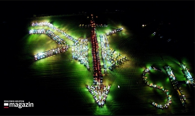 Am 11. Juni 2020 stellten Bauern auf einem Feld in Nordfriesland mit 324 beleuchteten Traktoren das Symbol der historischen Landvolkbewegung nach.