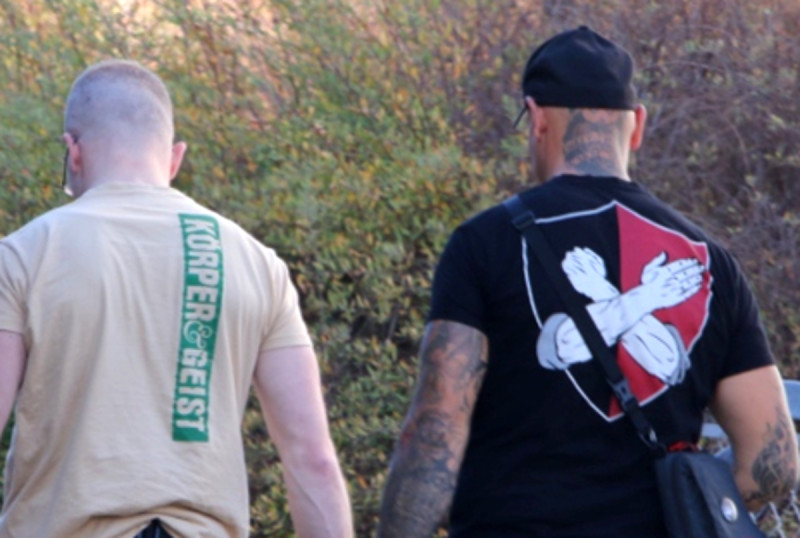Symbol der neonazistischen Kampfsport-Gruppe Wardon 21, auf dem Shirt rechts.